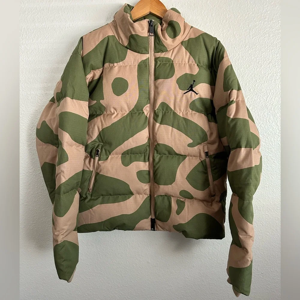 Nike Air Jordan Flight Camo Heritage Down Puffer Jacket FB6988-200 Size Medium